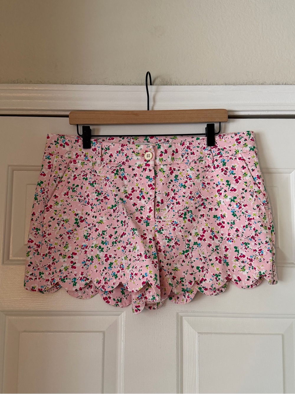 Crown & Ivy Shelby Pink Floral Scalloped Shorts
